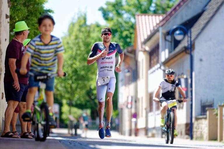 Generationsübergreifender Begleitschutz für Frodo auf der Laufstrecke