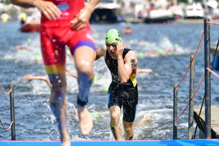 Jonas Breinlinger kommt in einer guten Ausgangsposition aus dem Wasser