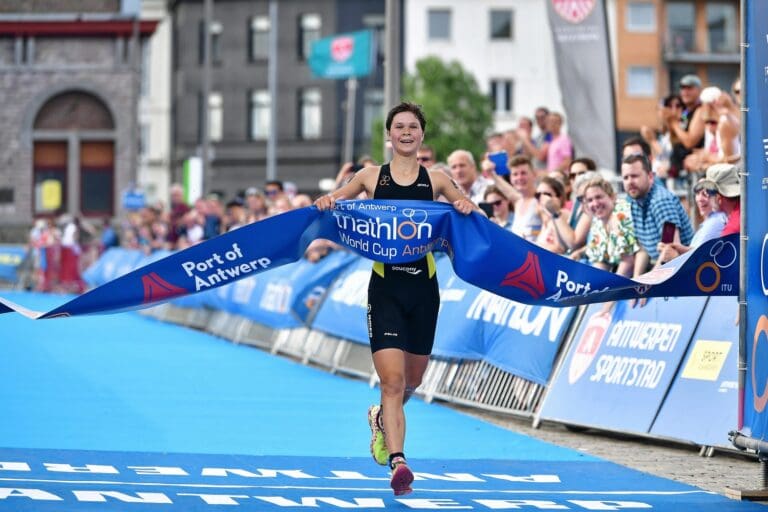 Lisa Tertsch holt sich den Sieg beim ITU Weltcup in Antwerpen