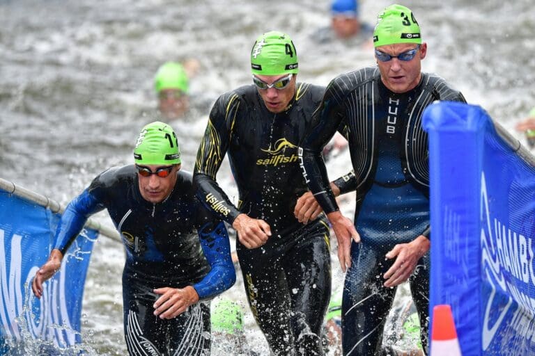 Beim Schwimmen dabei: Justus Nieschlag (Mitte)