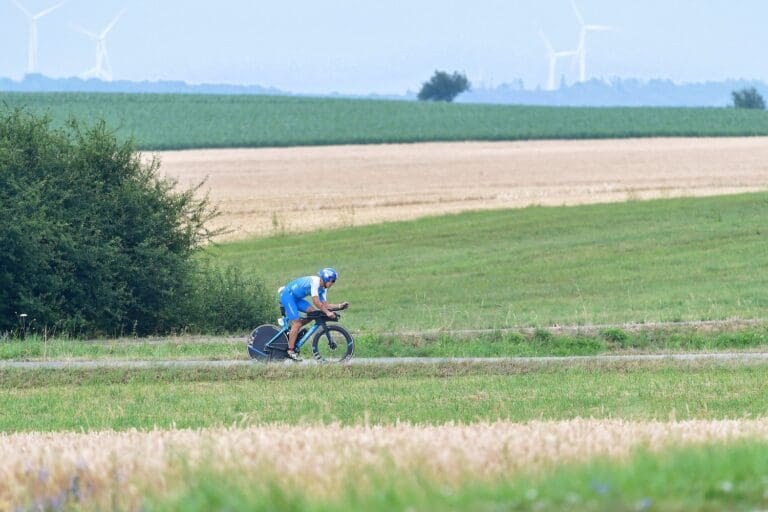 Andi Dreitz setzt sich vor der ersten Überfahrt des Solarer Bergs an die Spitze