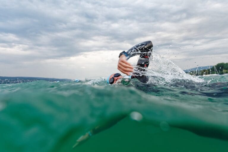 In der Wasserphase "Druck" geben und in der Überwasserphase locker bleiben. So einfach ist Kraulschwimmen - in der Theorie:-)