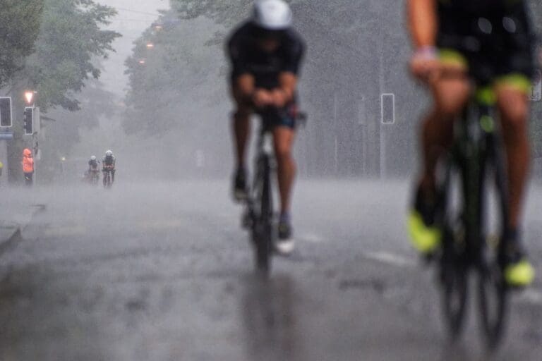 Es schüttet in Strömen. Doch Petrus hat sein Einsehen mit den Triathleten ...