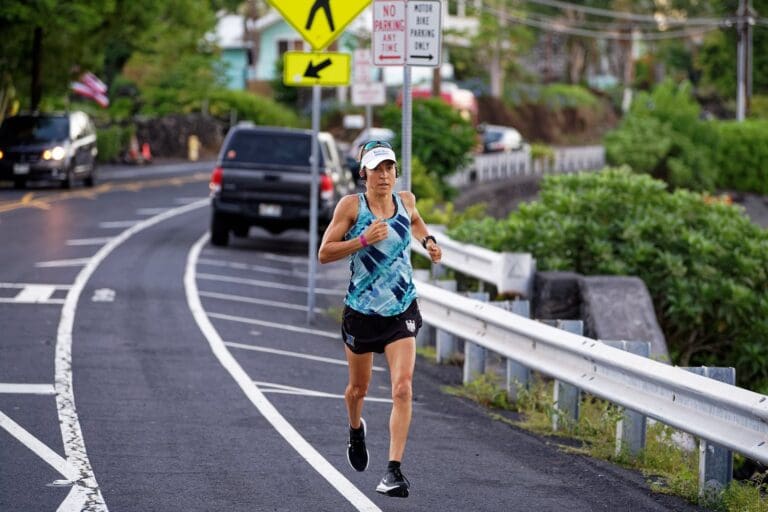 Drei Tage vor dem Rennen geht der Tag für Anne Haug mit einem Lauf auf dem Alii Drive los