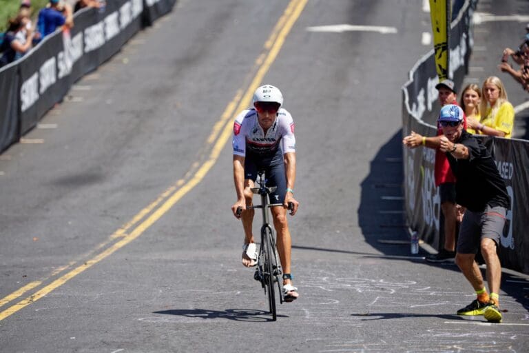 Der erste Eisenmann ist zurück in Kailua-Kona: Jan Frodeno bekommt den Weg in Richtung T2 angezeigt.