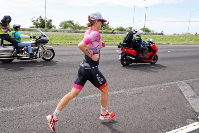 Chapeau Daniela: Die Schweizerin Daniela Ryf liegt im Marathon aussichtslos zurück. Ein DNF kommt aber nicht in Frage.