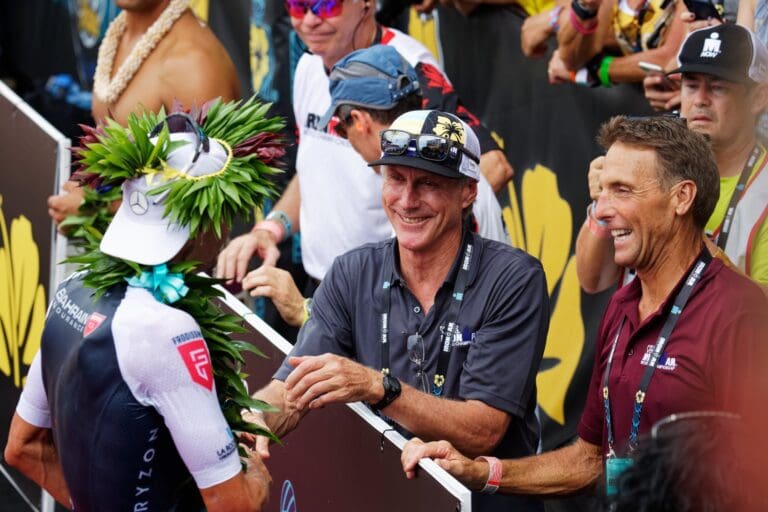 Jan Frodeno mit den sechsmaligen Kona-Siegern Mark Allen und Dave Scott.