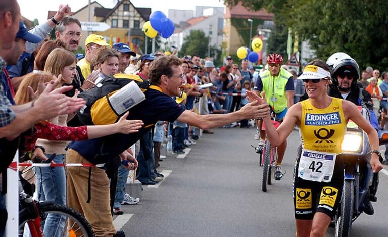 2003: Nicole Leder lässt sich schon vor der Zielline feiern