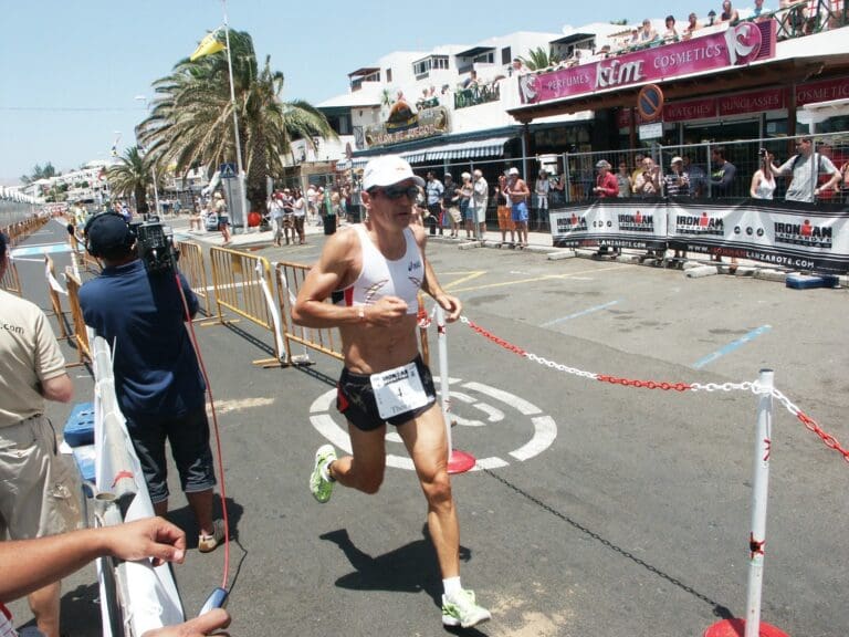 2006: Thomas Hellriegel  startet in den Marathon auf der Avenidas de las Playas. Zweimal (1995/2003) hat "Hell on Wheels" Hellriegel auf Lanzarote gewonnen und hielt von 1995 bis 2011 den Streckenrekord