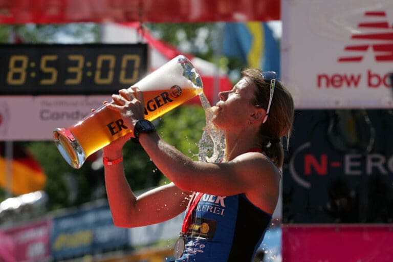 2012: Verdiente Abkühlung für Sonja Tajsich - nur die Britin Rachel Joyce war noch schneller am 8. Juli 2012 (zeitgleich fand der Ironman Frankfurt statt)