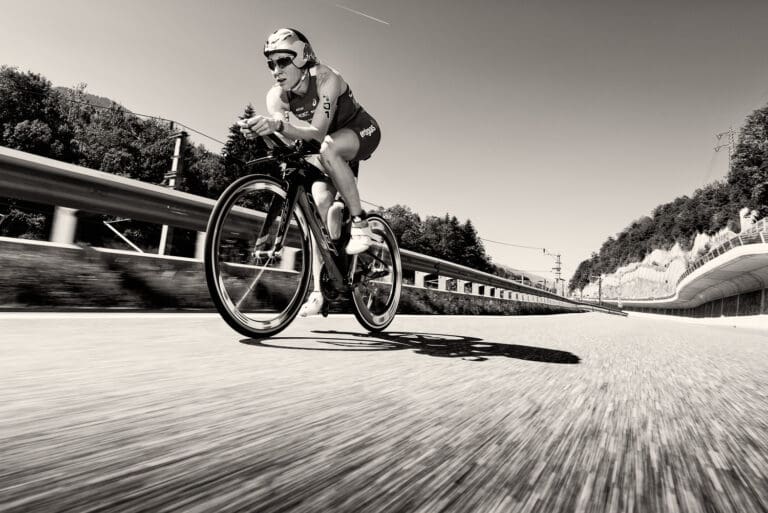 Daniela Ryf fuhr die 90 km in Zell am See in 2:21:10 Std, zum Vergleich: Maurice Clavel war 2:23:17 Std und Patrick Lange 2:24:46 Std. unterwegs