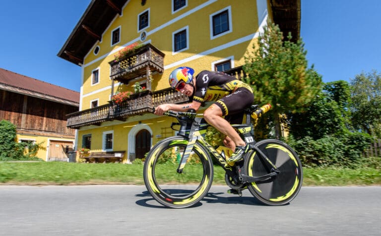 Kienle macht erst im Flachstück auf dem Weg zurück in Richtung Zell am See Boden gut.