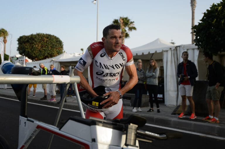 2016:  Jan Frodeno beim Helm-Trouble in der T1.  Es sollte am Ende gut ausgehn ...