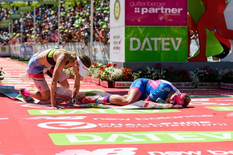 2018: Kniefall auf dem roten Teppich nach einen unvergleichlichen Marathonfinale - Lucy Charles-Barclay (2.) und Daniela Sämmler (1.)