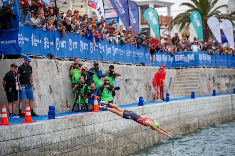 Schon beim Schwimmen allein an der Spitze: Flora Duffy