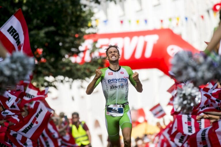 Thomas Steger auf den letzten Metern zum Heimsieg beim Ironman 70.3 Zell am See-Kaprun