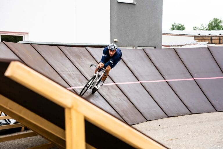 Jan Frodeno bei Testride in der Steilkurve