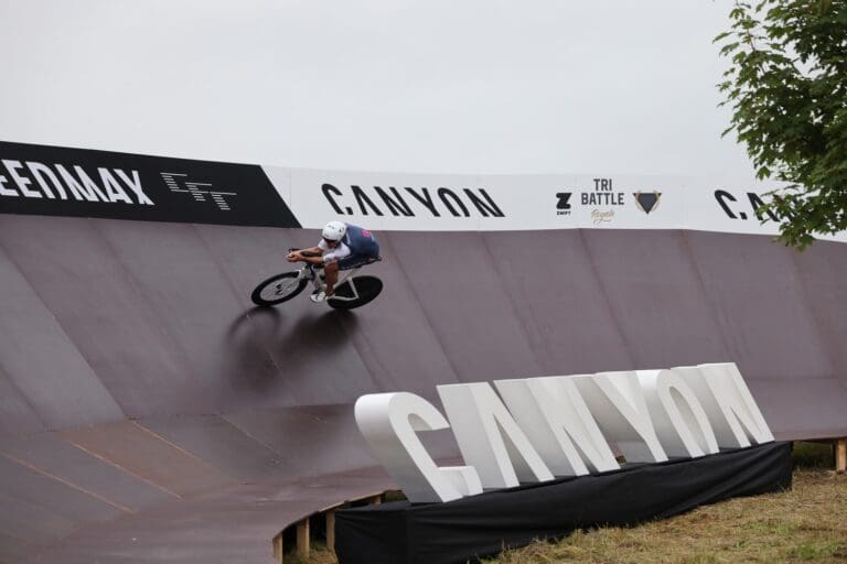 Auf dem Radkurs geht des dann mit Highspeed durch die Canyon-Corner