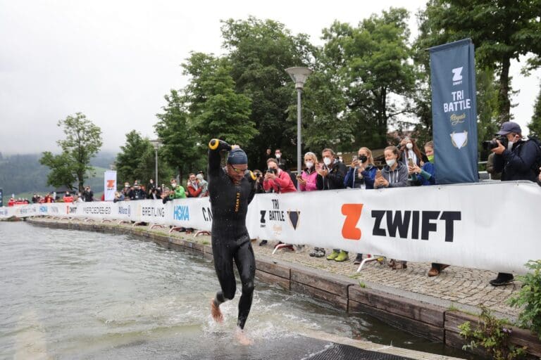 Nach 45:58 min kommt Jan Frodeno aus dem Großen Alpsee.