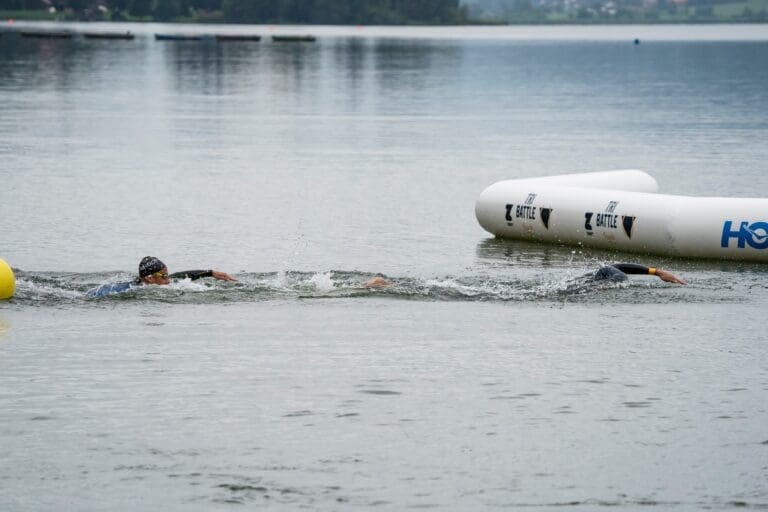 Nur auf den ersten Metern kann Lionel Sanders im Wasserschatten von Jan Frodeno schwimmen