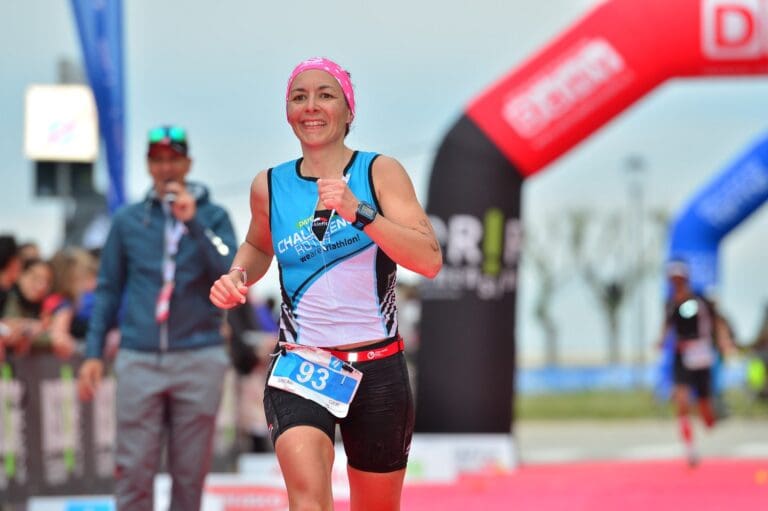 Simone Bayer auf dem roten Finishline-Teppich bei der Challenge Rimini