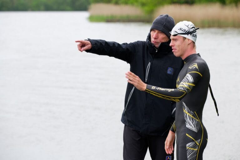 Wie verläuft die Schwimmstrecke: Tim Hellwing und DTU-Vizepräsident Leistungssport Reinhold Häußlein