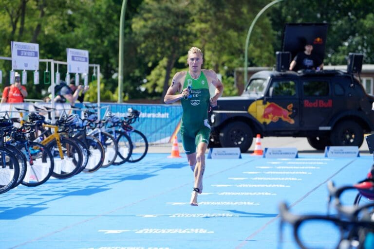 Jonas Schomburg im Trikot von Triathlon Potsdam führt das Feld an