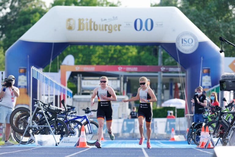 Lena Dieter und Guide Delia Blaess holten sich zusammen mit Tom Meixelsberger und Wolfgang Probst den DM-Titel der Paratriathleten in der Mixed Relay