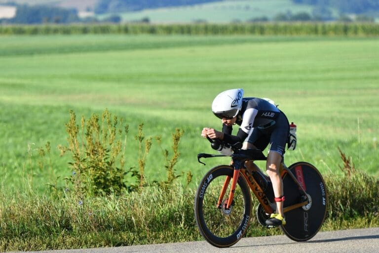 Anne Haug fährt in tiefer Aeroposition