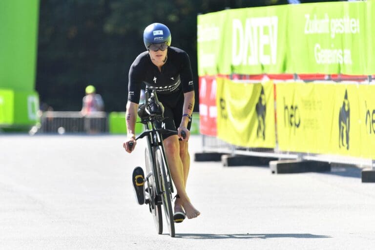 Ruben Zepuntke kommt als Erster vom Rad