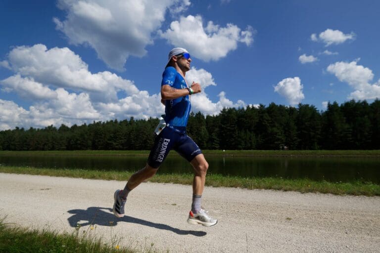 Patrick Lange unwiderstehlich. Der Kona-Absage-Frust wird in eine Wahnsinns-Pace umgewandelt.