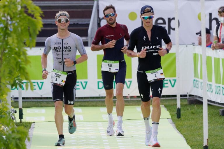 Trio mit Verspätung: Pieter Heemeryck, Nick Kastelein und Ruben Zepuntke finishen auf den Rängen 28, 29 und 27.