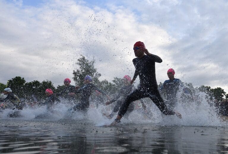 Die weiblichen Pros nehmen die ersten Meter der 1,9 Schwimm-Kilometer im Laufschritt in Angriff