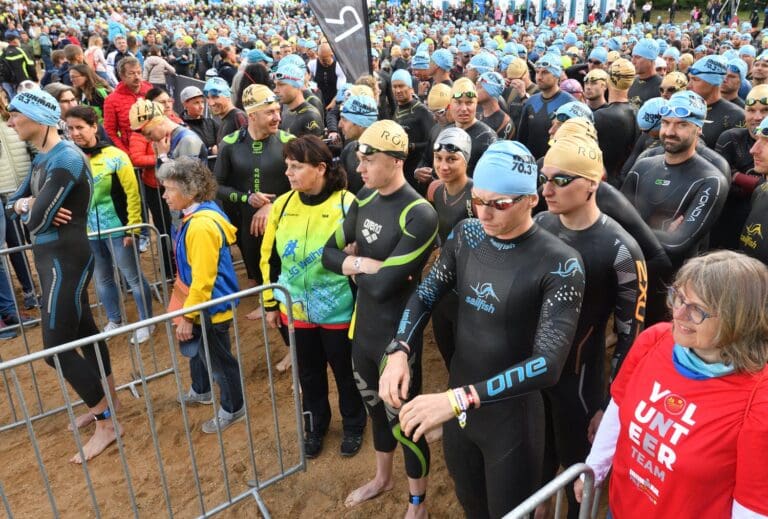 Dahinter warten die Agegrouper auf ihren Rolling-Start