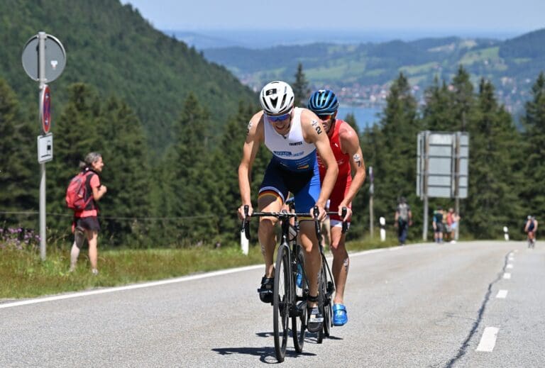 Die Männerspitze am Spitzingsattel: Jonas Breinlinger mit Mark Devay am Hinterrad