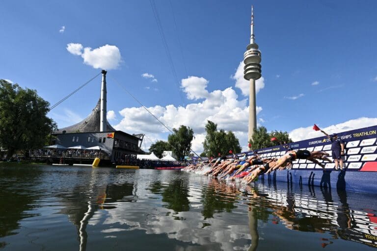 Rein in den 23 Grad warmen Münchner Olympiasee