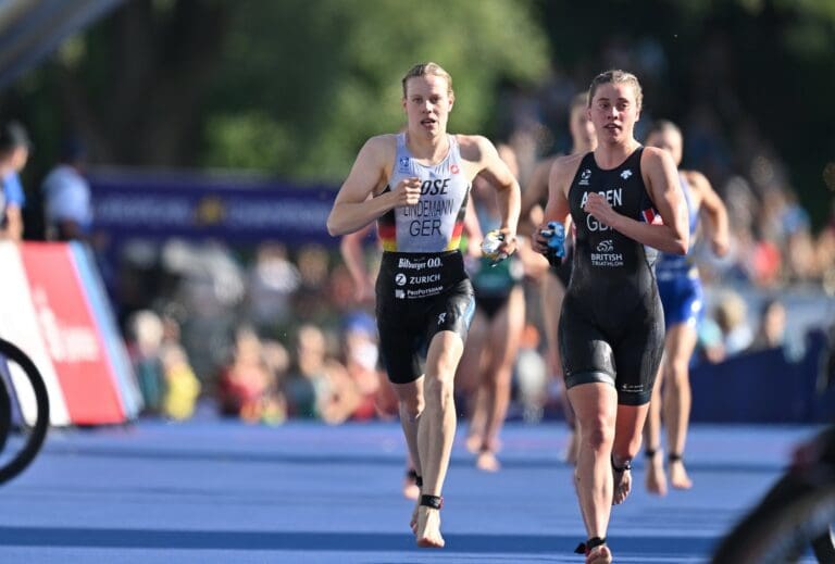 Laura Lindemann Seite an Seite mit der Britin Sophie Alden, die in 19:21 min eine Sekunde vor Lindemann als Leaderin aus dem Olympiasee kam. Später musste die Britin nach einem Radsturz aufgeben.