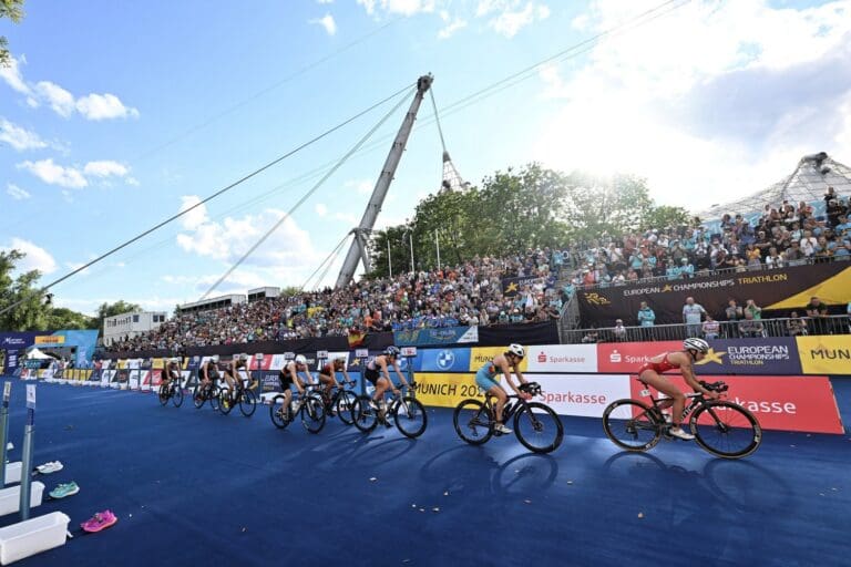 Zuschauermagnet Triathlon: Die Tribüne neben der Olympia-Schwimmhalle war voll besetzt.