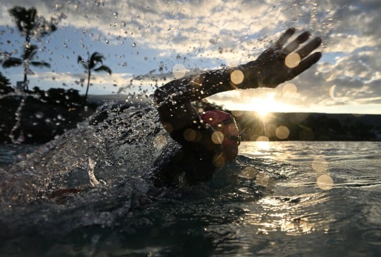 Die Sonne klettert über den Hualalai-Vulkan. Der Trainingstag in Kona beginnt