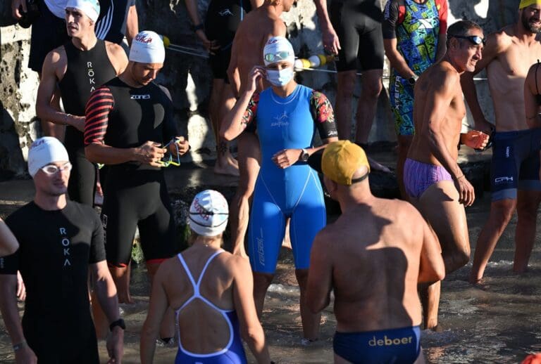 Mit Maske zum Schwimmstart: Ein Bild, das man in Kona nur noch sehr vereinzelt sieht