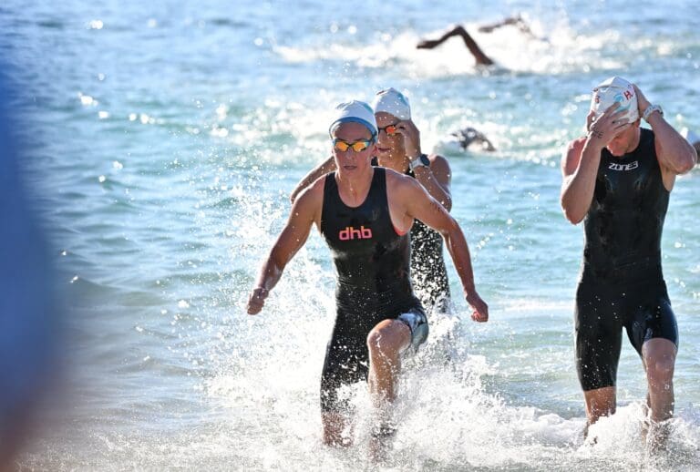 Fenella Langridge und Rebecca Clarke stürmen aus dem Wasser