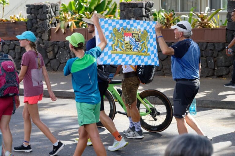 Auch in diesem Jahr gesichtet. Eine Bayern-Fahne, auch wenn Faris Al-Sultans historischer Zieleinlauf mit Bayerischer Flagge bereits 17 Jahre zurückliegt.