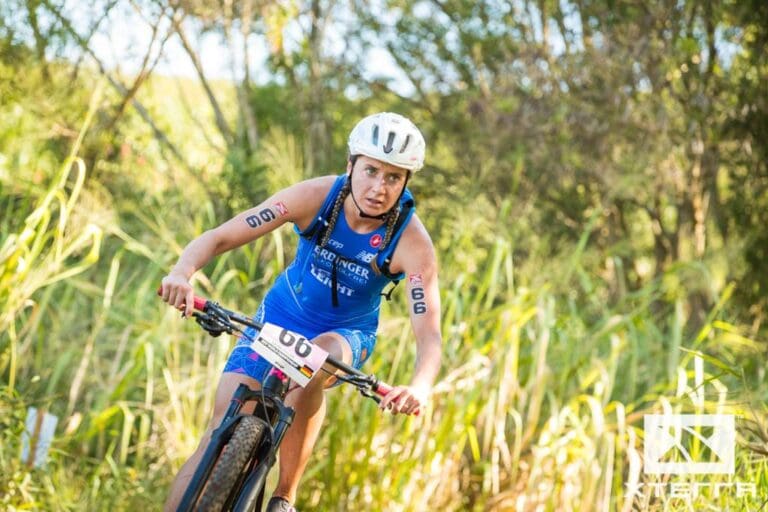 Laura Philipp auf dem Weg zu Rang drei bei der Xterra WM 2017