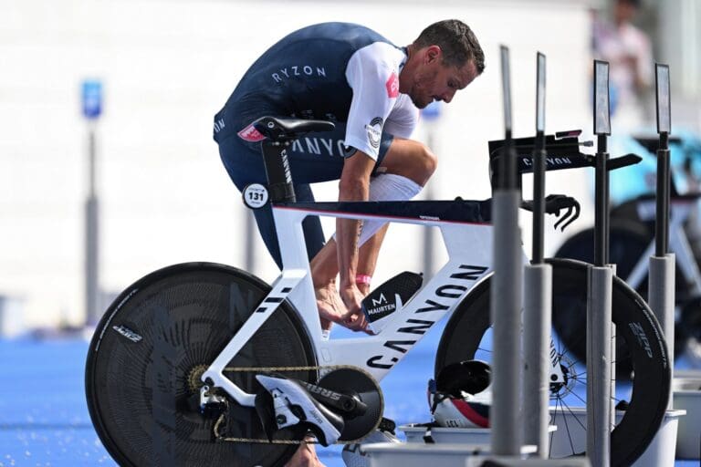 Sitzen die Handgriffe noch? Den letzten Wechsel in die Laufschuhe unter Wettkampfdruck gabs für Frodo bei der Challenge Roth 2022