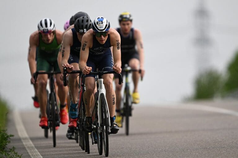 Lasse Lührs - SSF Bonn Triathlon Team - sorgt für das Tempo