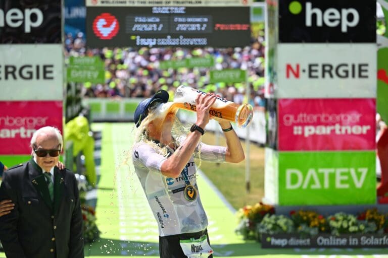 Die Bierdusche hat Magnus Ditlev sich nach einer der besten Leistungen im Triathlon überhaupt redlich verdient.