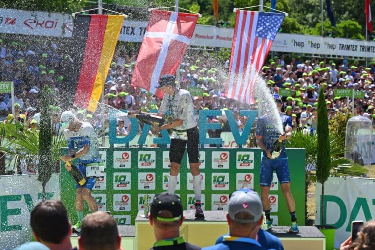 Das Männerpodium um Magnus Ditlev, Patrick Lange und Ben Kanute lässt die Korken knallen.