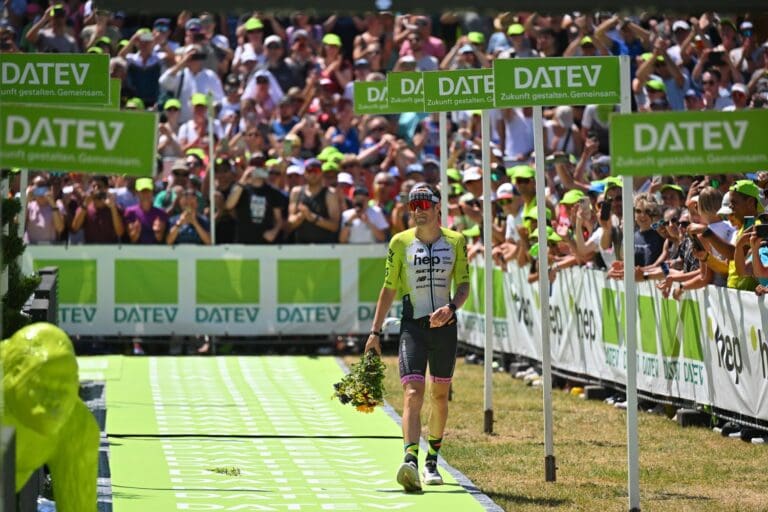 Sebastian Kienle kann seinen letzten walk über den green carpet von Roth genießen.