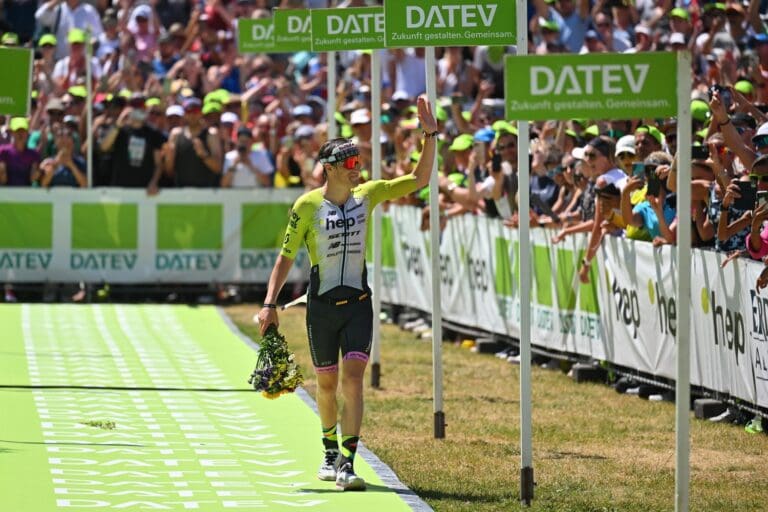 Ein ganz Großer sagt dem triathlonverrückten Publikum im Stadion ein letztes Mal auf Wiedersehen.