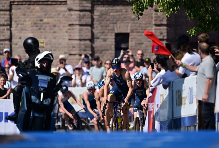 Simon Henseleit führt die Spitzengruppe vor dem zweiten Wechsel an